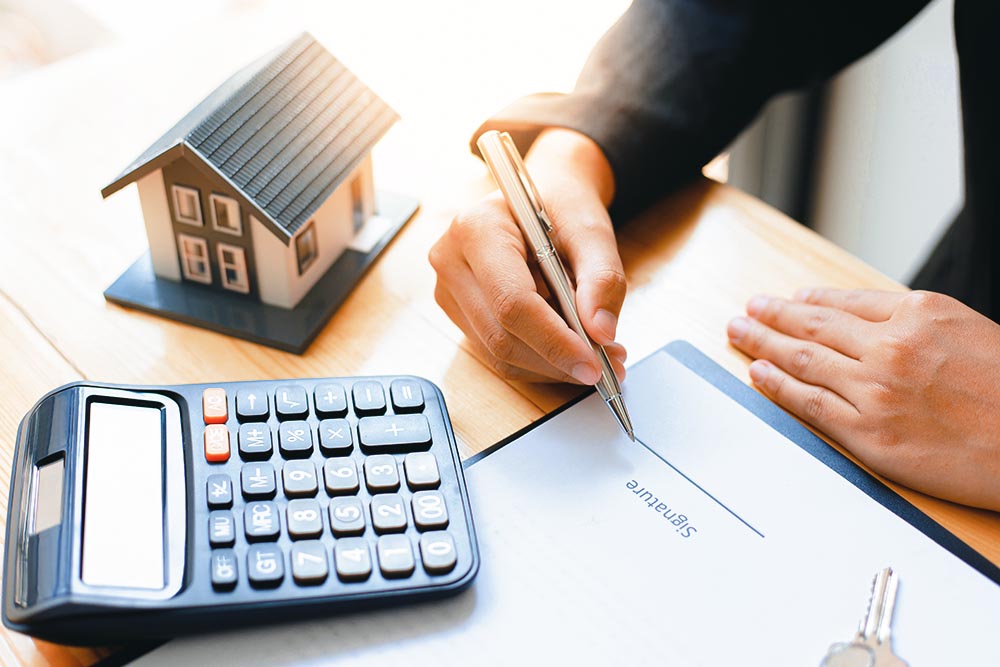 papier de signature d'un achat immobilier avec une calculatrice