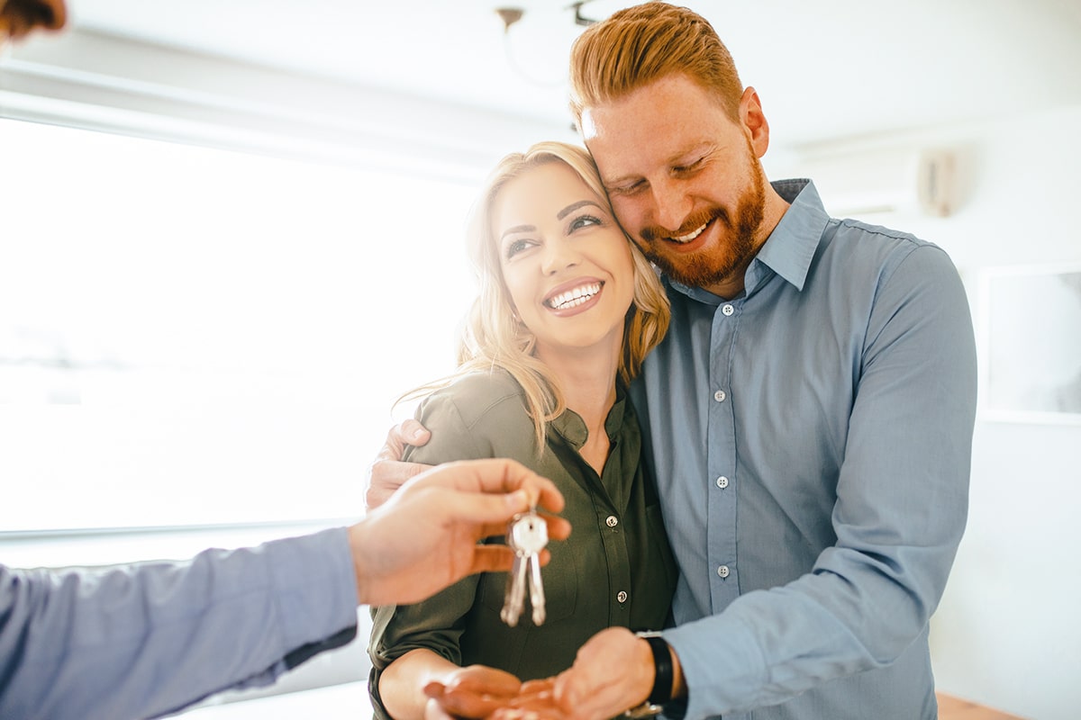 couple recevant les cles de leur logement