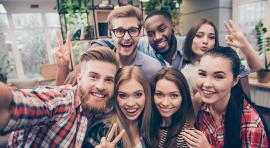 selfie de groupe d'étudiants