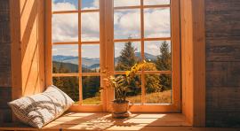 Vue extérieure depuis la fenêtre d'une maison pour illustrer les raisons d'investir dans l'immobilier en montagne