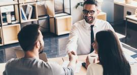 3 personnes en rendez-vous dans un bureau