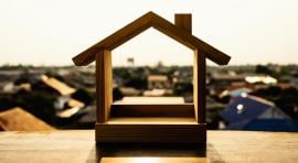 Maison en bois pour illustrer la construction d'un bien immobilier