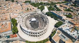 Vue aérienne des arènes de Nîmes pour illustrer l'investissement immobiliser dans cette ville