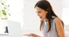 Femme souriante devant un ordinateur