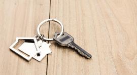 Clé avec porte-clés en forme de maison pour illustrer l'investissement immobilier locatif