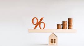 pièces, petite maison et pourcentage pour illustrer la plus-value immobilière