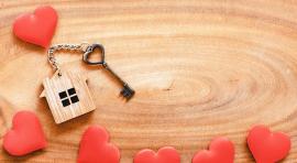 Clé en forme de cœur et porte-clé en forme de maison pour illustrer l'attachement des français à l'investissement immobilier