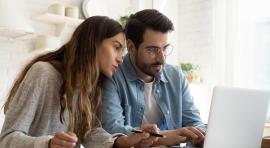 Photo d'un couple homme/femme devant un ordinateur