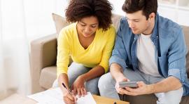 Photo d'un couple homme/femme en train de signer un document