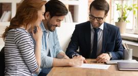 Photo de 3 personnes en réunion en train de signer un contrat