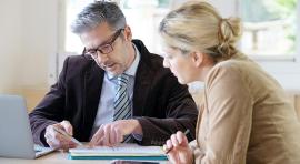 Conseiller homme en discussion devant un contrat avec une femme