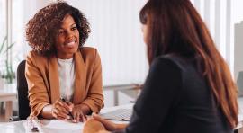 2 femmes en train de discuter autour d'un contrat