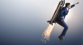 Homme avec une fusée accrochée dans le dos 