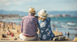 Couple de seniors face à la plage