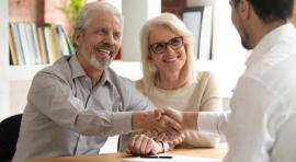 Couple homme/femme de seniors serrant la main à un conseiller