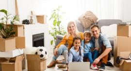 Photo d'une famille au milieu de leurs cartons de déménagement