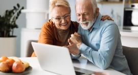 Couple de seniors devant un ordinateur 