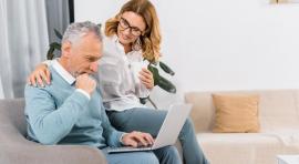 Couple senior homme/femme devant un ordinateur pour investir en assurance vie