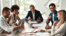 Personnes en salle de réunion pour un projet d'investissement en crowdlending