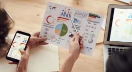 Femme étudiant des graphiques de diversification d'investissement