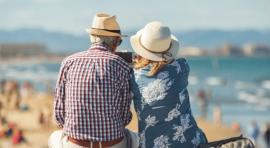 Couple de seniors face à la plage