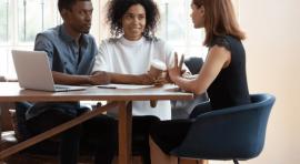 Personnes autour d'une table de réunion