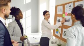 Photo de personnes devant des graphiques comparatifs des meilleures solutions de placement