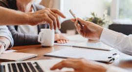 Photo de personnes en train de signer un contrat de PER