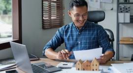 Homme assis à un bureau pour étudier ses investissement en crowdfunding, crowdequity et crowdlending