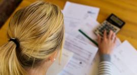 Femme devant des papiers concernant le PEA et une calculatrice