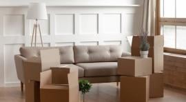 Salon avec des cartons de déménagement illustrant un appartement LMNP ou LMP