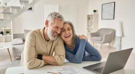 Couple senior homme/femme devant un ordinateur pour investir dans un PER