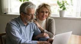 Couple homme/femme senior devant un écran d'ordinateur analysant leur PER Prefon