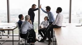 Photo de personnes dans un bureau se tapant dans la main illustrant le crowdlending