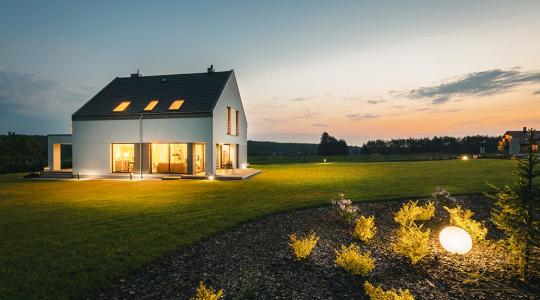 maison illuminée à la tombée du jour pour de la défiscalisation immobilière