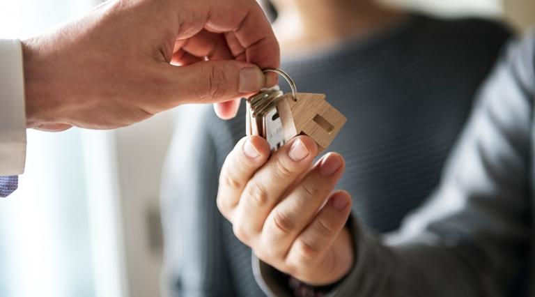 propriétaire remise de clés au locataire 