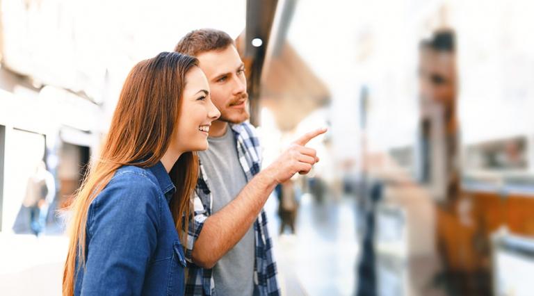 couple devant une agence immobilière