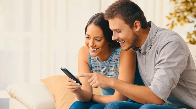 deux personnes regardant un smartphone