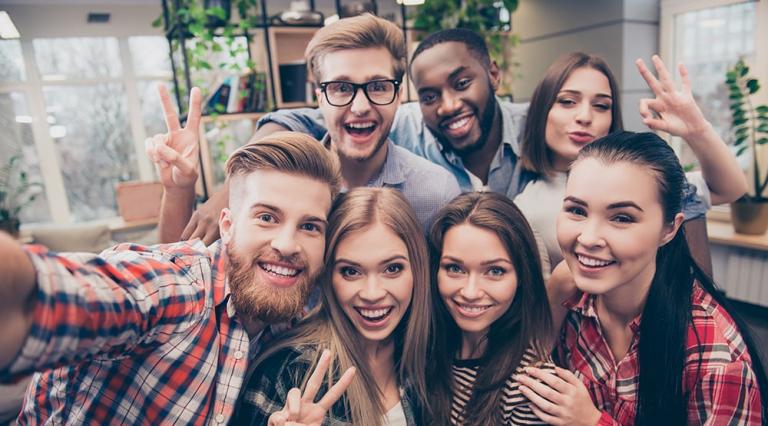 selfie de groupe d'étudiants