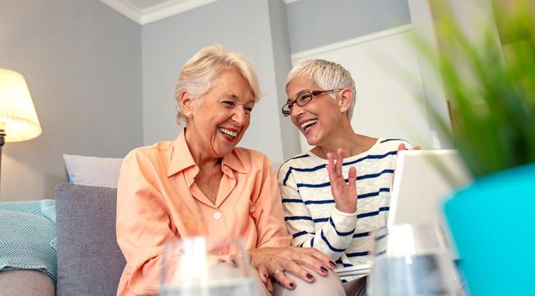 deux femmes mûres rigolent