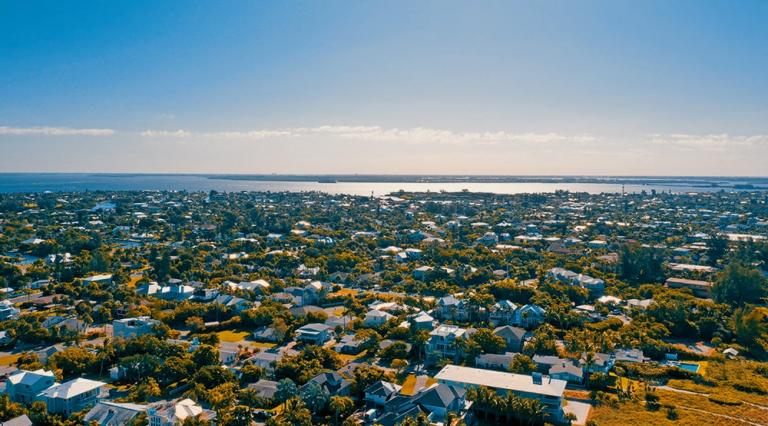 Vue sur des logements en bord de mer