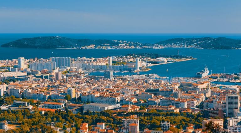 Vue de Toulon pour illustrer l'investissement immobilier dans cette ville