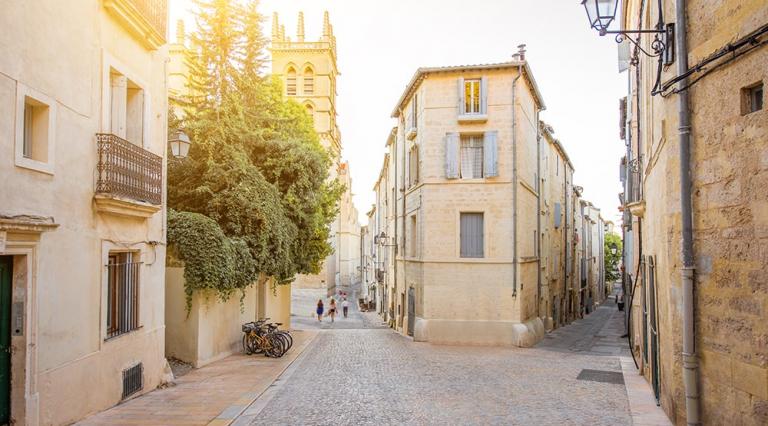 Vue piétonne d'un quartier de la ville de Montpellier