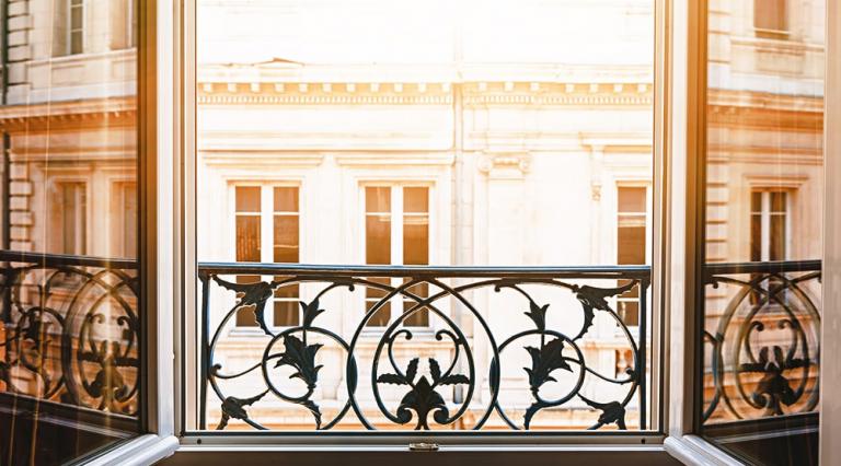 vue d'une fenêtre d'un appartement haussmanien