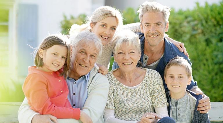 Famille avec les grands parents