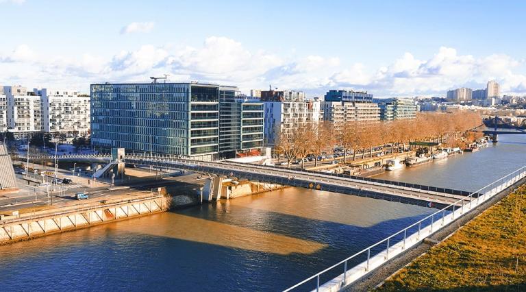 bâtiment de bureau donnant sur la seine