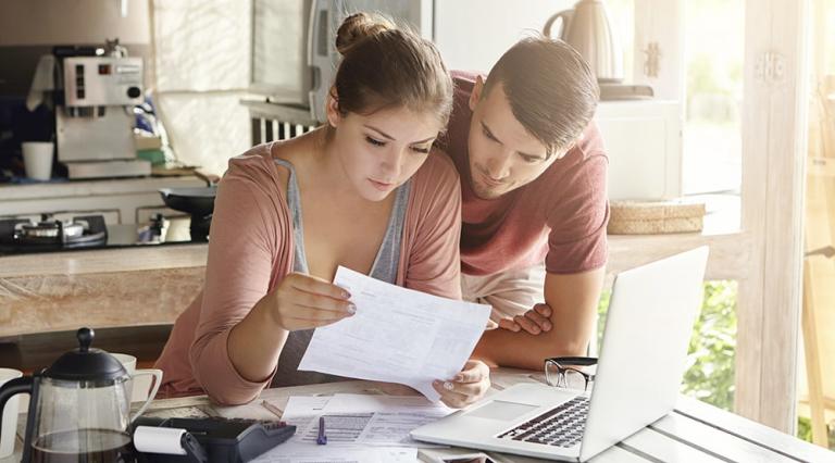 Un couple examine leur situation pour obtenir un prêt immobilier