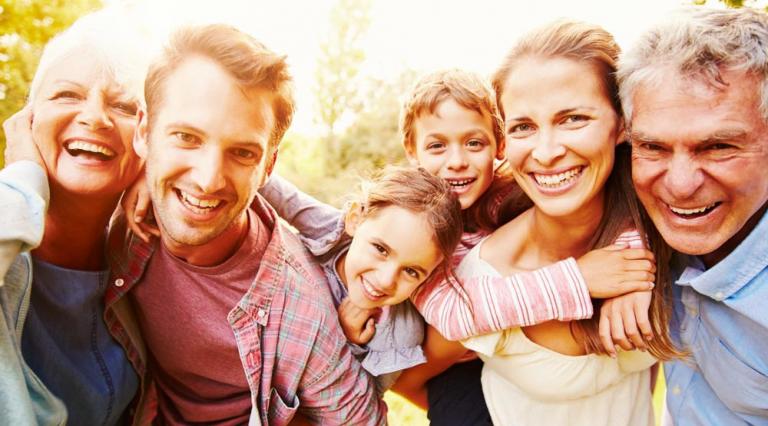 Couple avec enfants et grands-parents