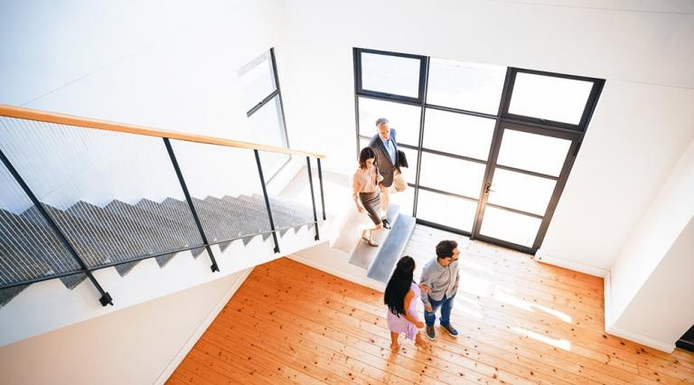 Image de personnes visitant un logement pour illustrer l'aide d'une agence immobilière