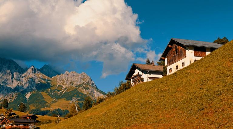 Vue de maisons en pleine nature pour illustrer les 4 pièges à éviter dans l'immobilier de montagne